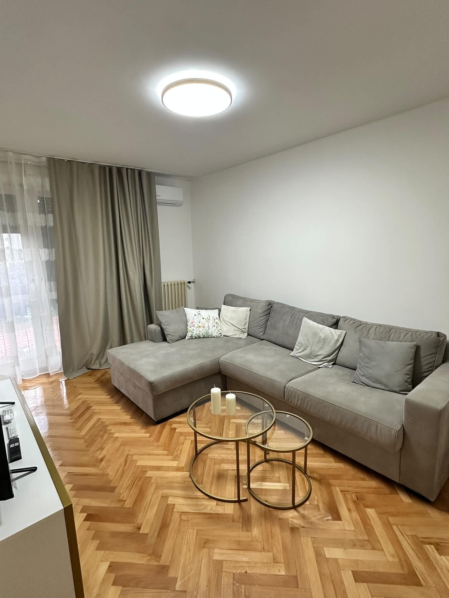 Izdaje se lux namesten stan 41m2 u Grčića Milenka