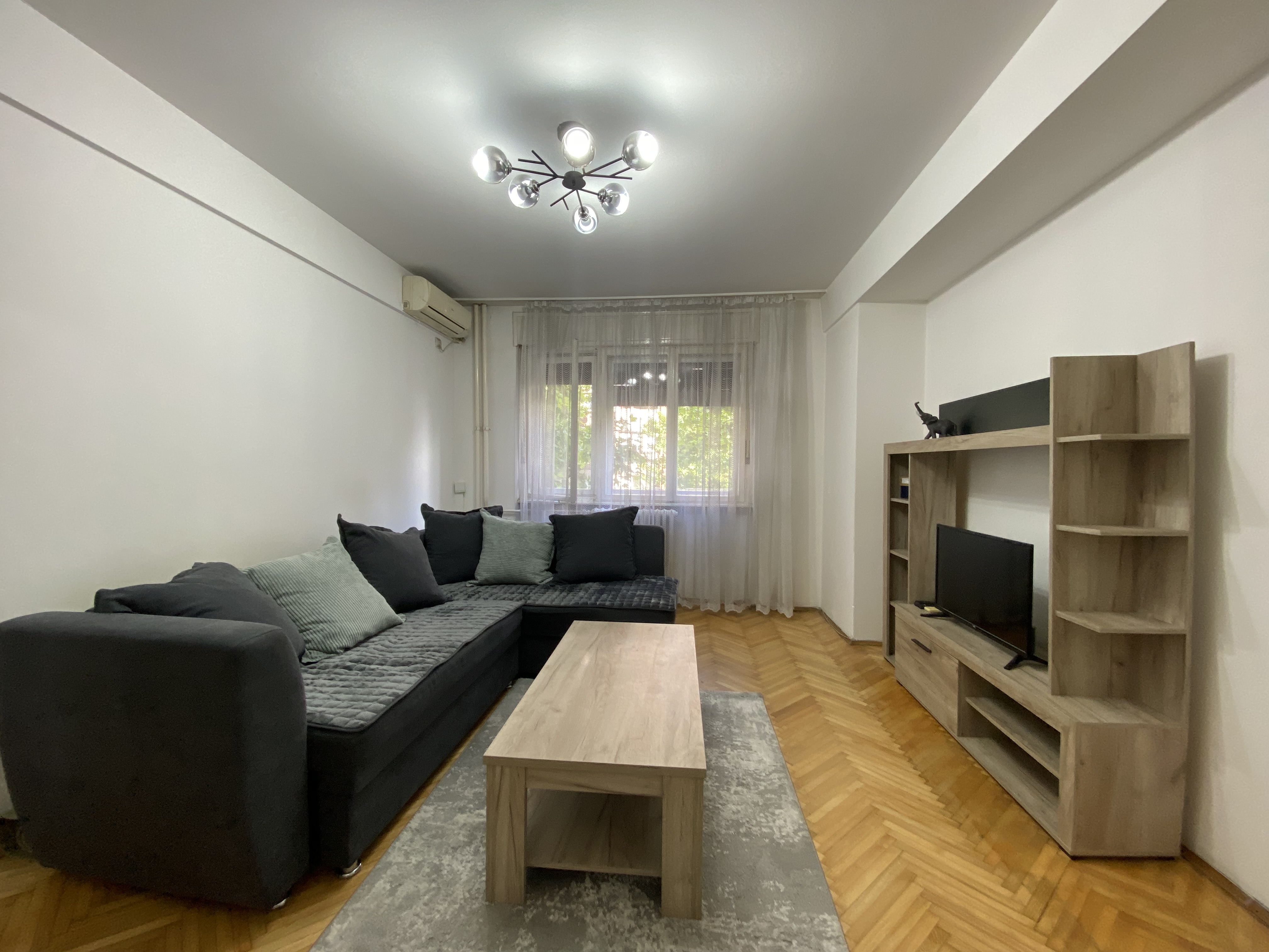 Izdavanje jedoiposobnog namestenog stana, Kraljice Marije, Masinski fakultet