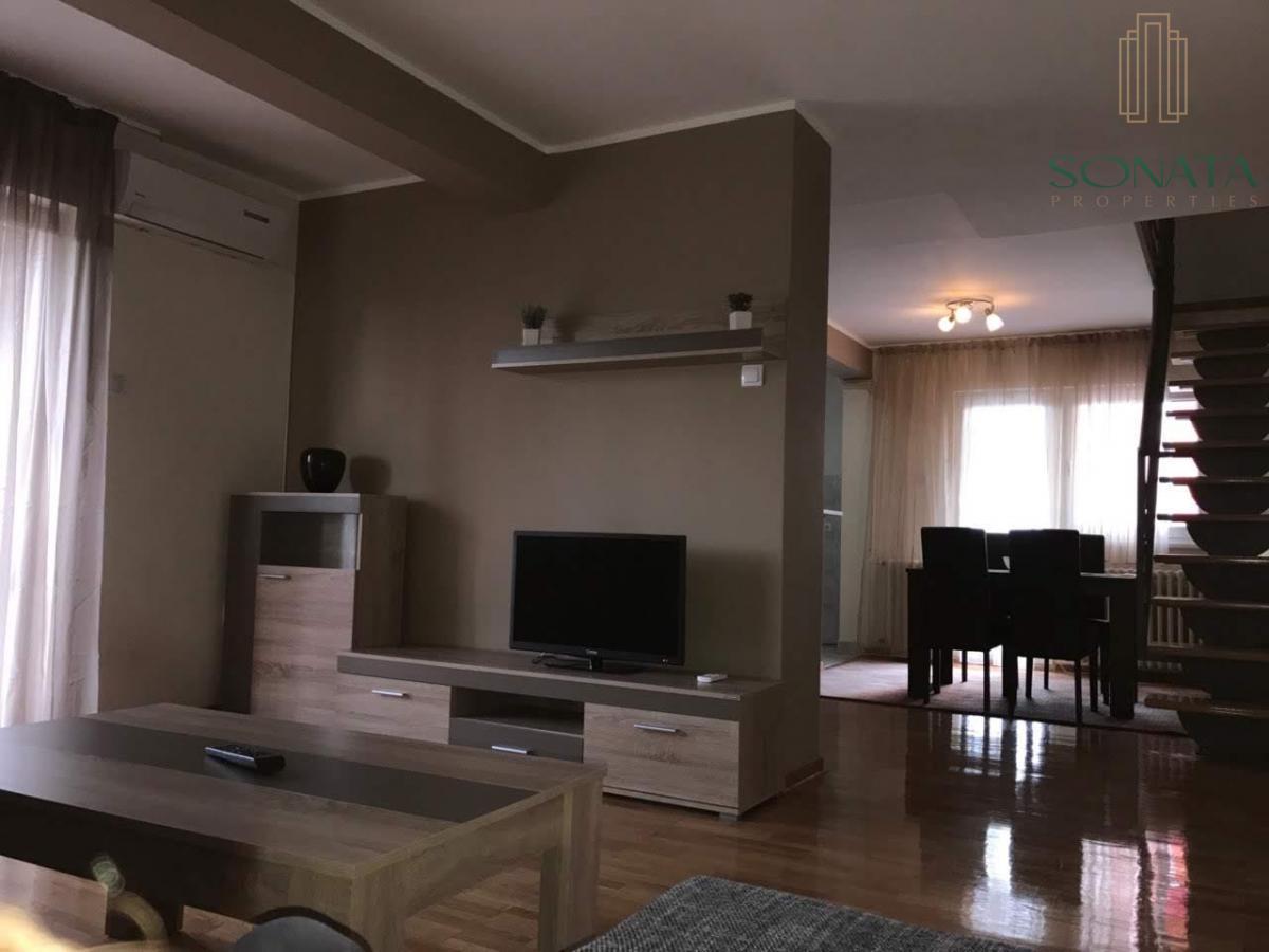 Odličan 5.0 stan sa garažnim mestom