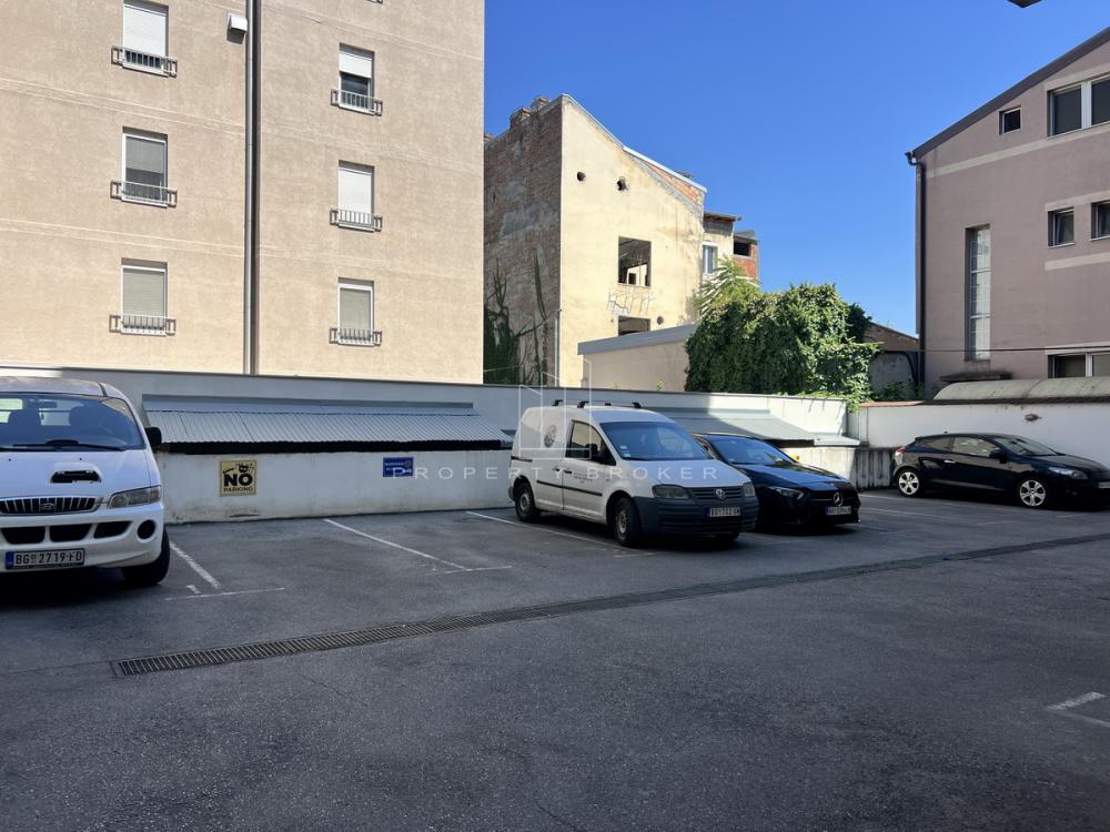 Parking mesto, direktno sa ulice, odmah dostupno
